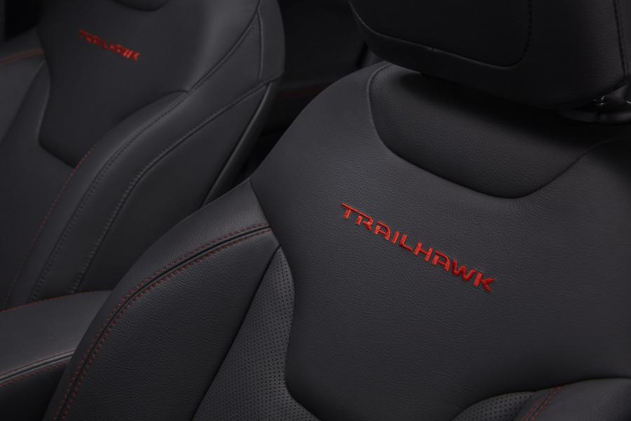 Детали интерьера Jeep Compass Trailhawk 2017 года  (NA) (фото 30 из 51)
